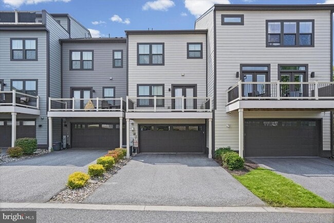 Building Photo - 6302 Greenleigh Ave