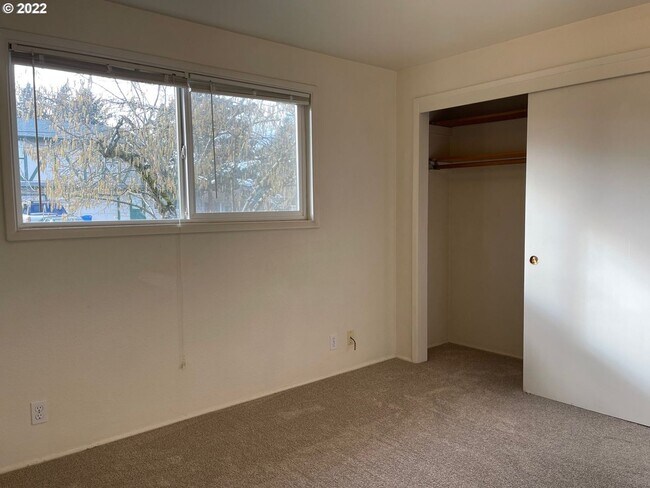 Building Photo - 2 Bedroom 1 Bathroom Home with a Backyard!