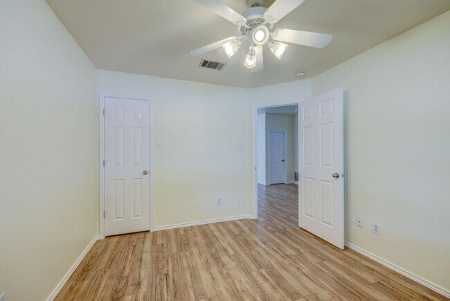 Building Photo - 129 Dove Song Dr