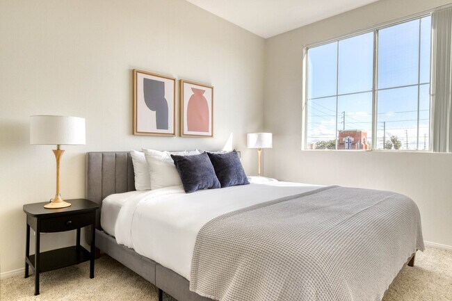 Building Photo - 1561 S Barrington Ave