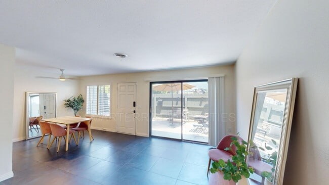 Building Photo - Beautiful Townhome, with AC, in Costa Mesa