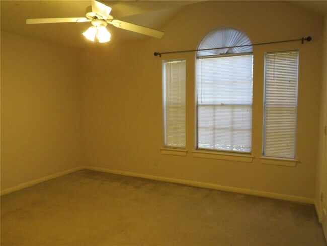 Building Photo - 2302 Plantation Bend Dr
