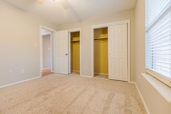 Building Photo - Charming 3 Bedroom 2 Bathroom - Spacious & Fenced Backyard