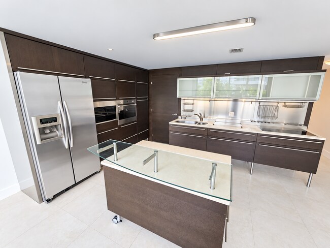Building Photo - 6000 Collins Ave