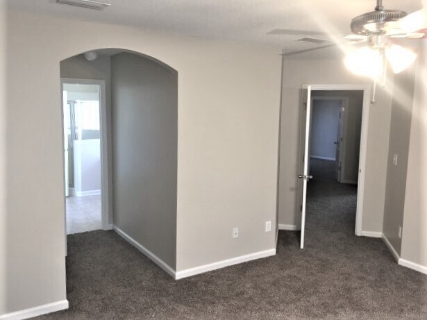 Building Photo - 304 N Hidden Tree Dr