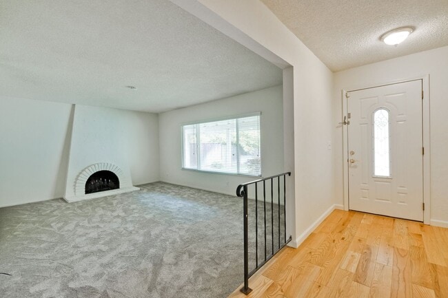 Building Photo - Nicely Refreshed Single Story 4 BR/2BA Gre...