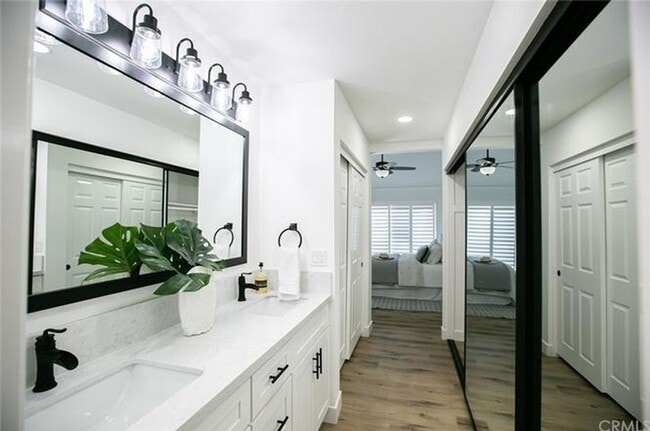 Building Photo - Beautifully Remodeled Single-Story Condo i...