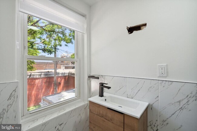 Building Photo - 7 E Oxford St