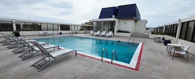 Building Photo - Large One Bedroom Unit- The Villa on Eaton Square #2412