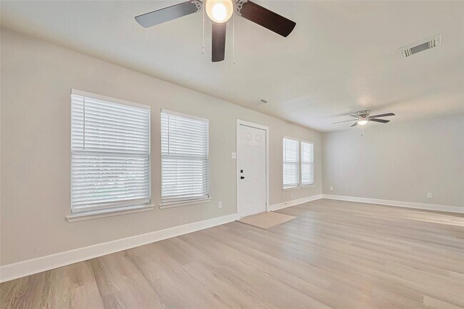 Building Photo - 5711 Silver Oak