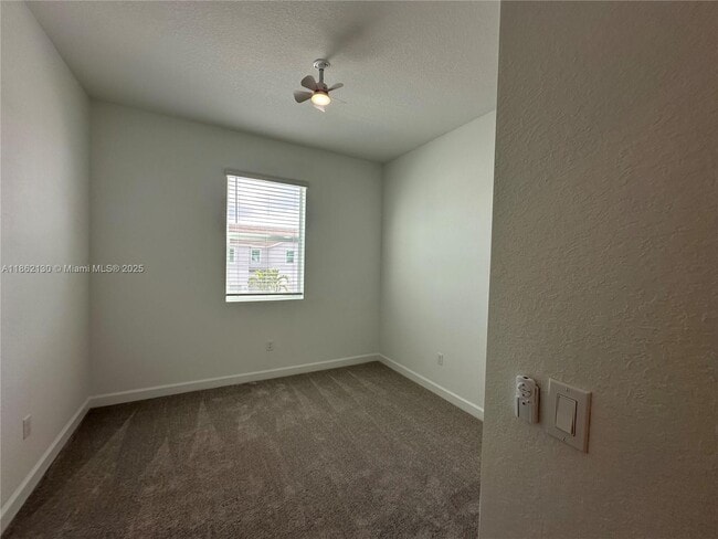 Building Photo - 402 SE Crossoak Ln