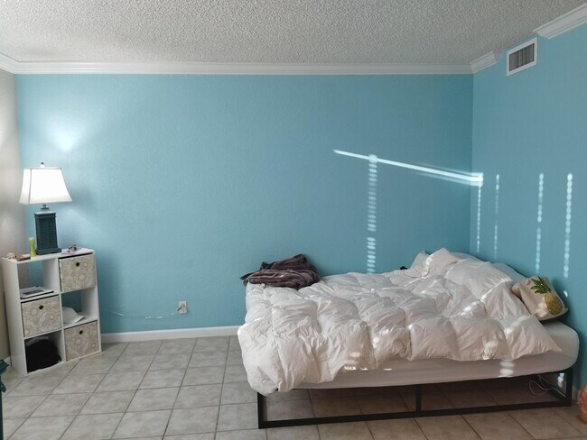 Queen size bed with Linen - 2501 S Ocean Dr