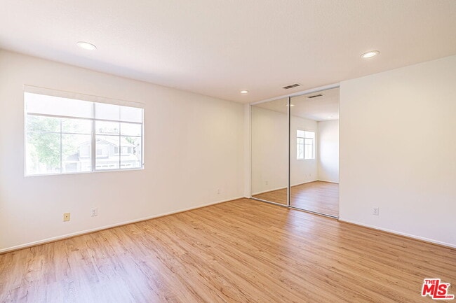 Building Photo - 25755 Hood Way