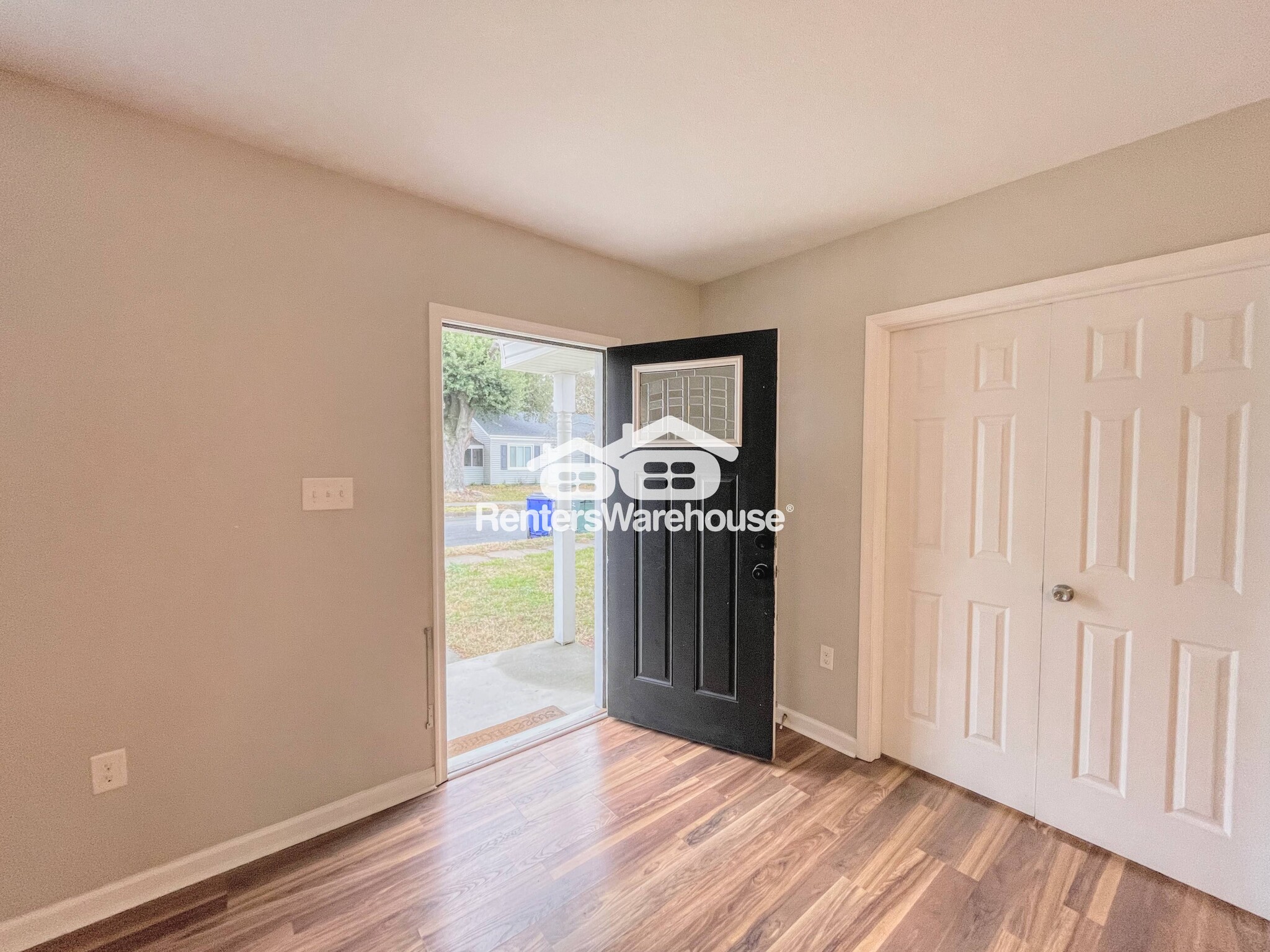 Building Photo - 3417 Peronne Ave