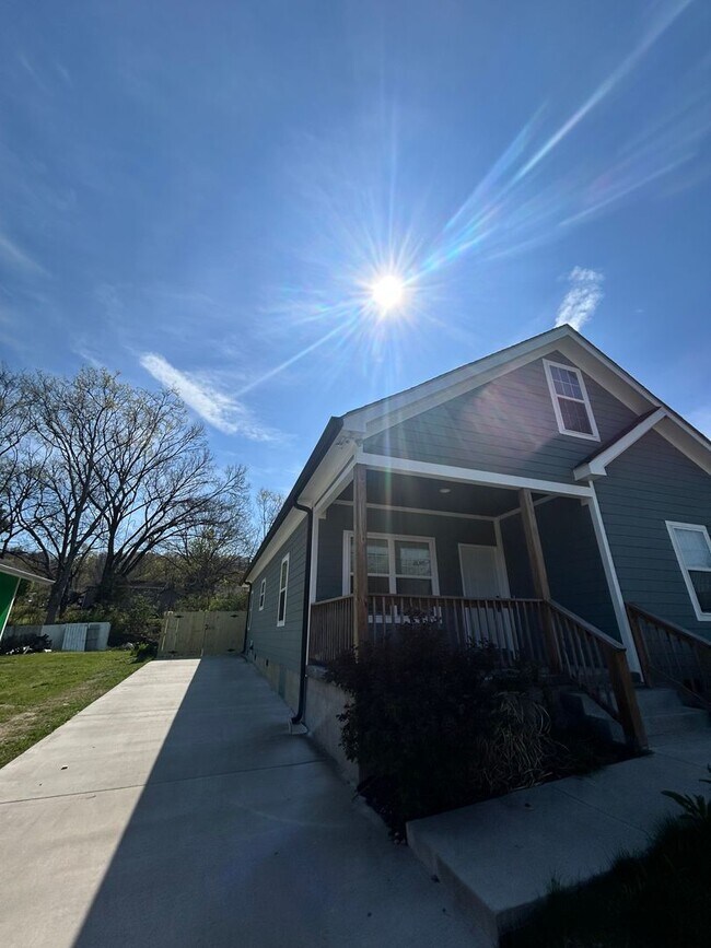 Building Photo - Charming 3 bed, 2 bath home! Fully fenced in, HUGE laundry room!
