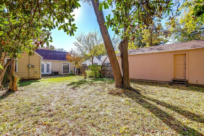 Building Photo - Arlington Heights Bungalow