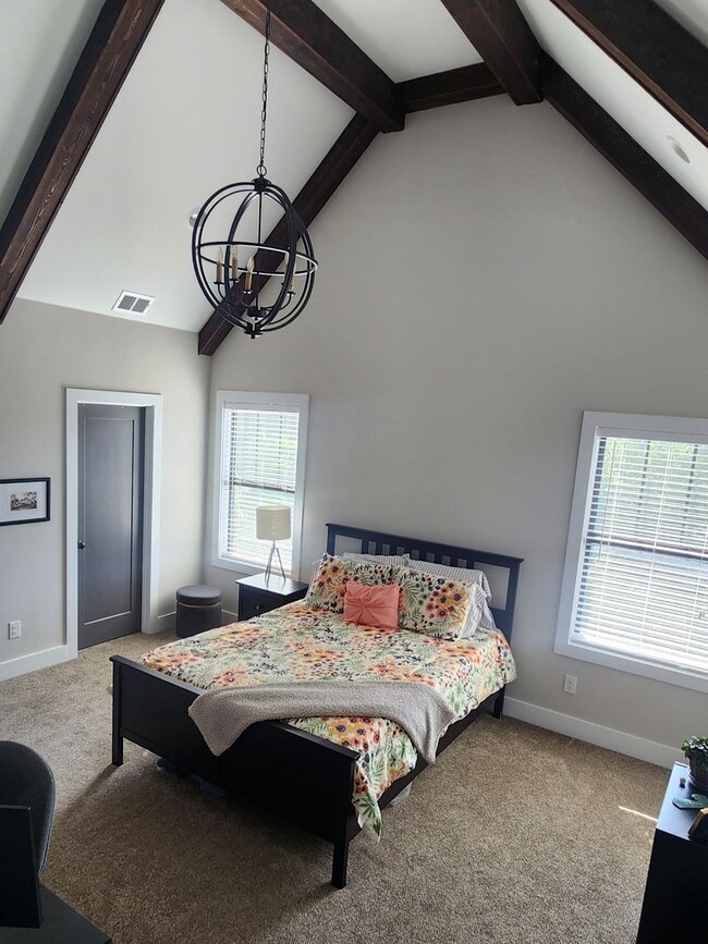 Building Photo - Spacious 4-Bedroom Home in Prime Location