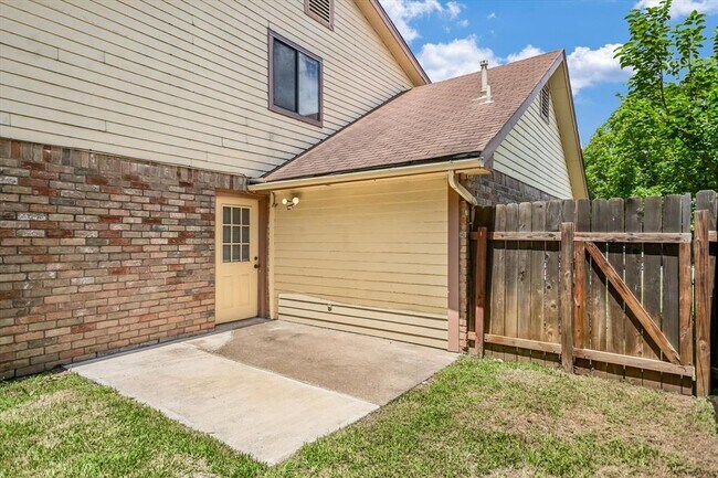 Building Photo - 803 Valley View Dr