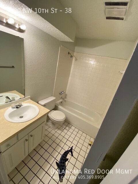 Building Photo - 3 bedroom 1.5 bathroom