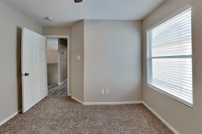 Building Photo - 15323 Fir Woods Ln