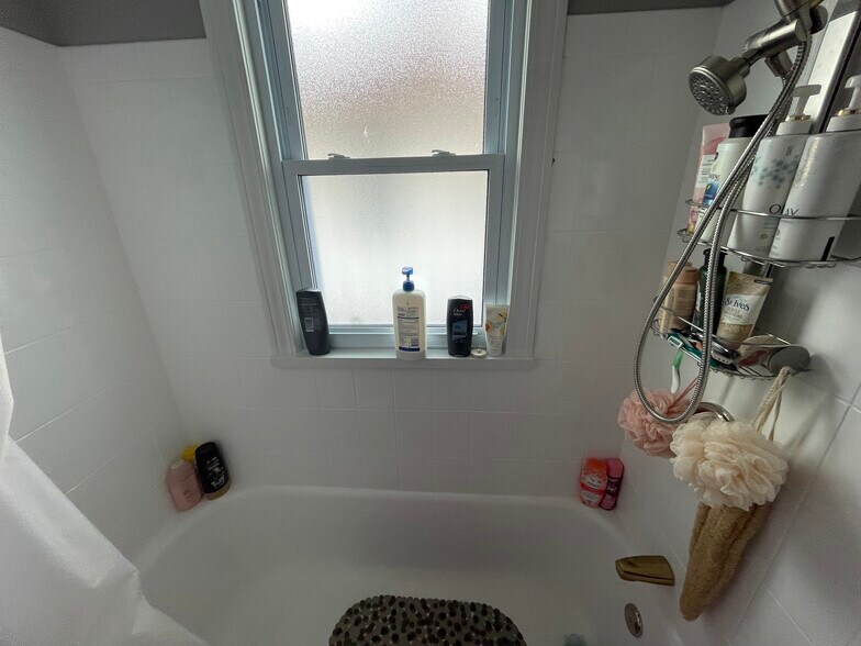 Building Photo - 1524 E Algonquin Rd