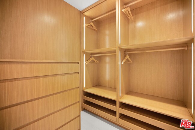 Building Photo - 30020 Morning View Dr