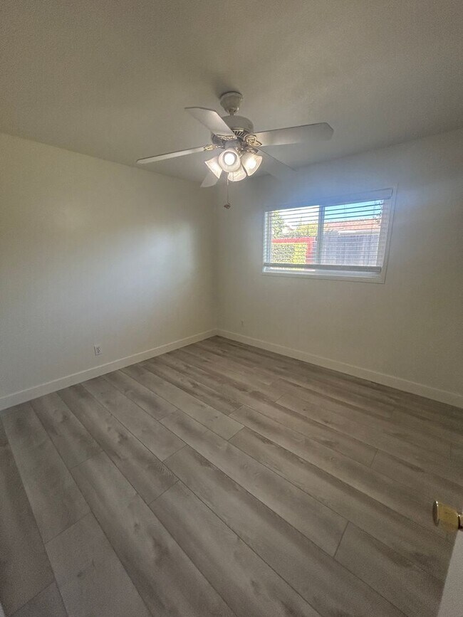 Building Photo - East End 4 Bedroom Home!