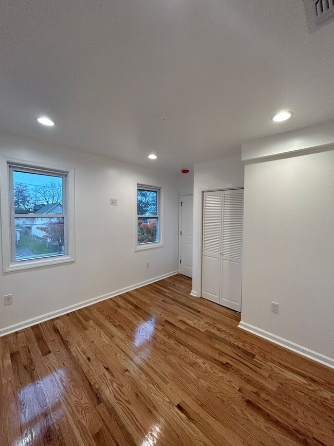 Building Photo - Stunning 5-Bedroom Home