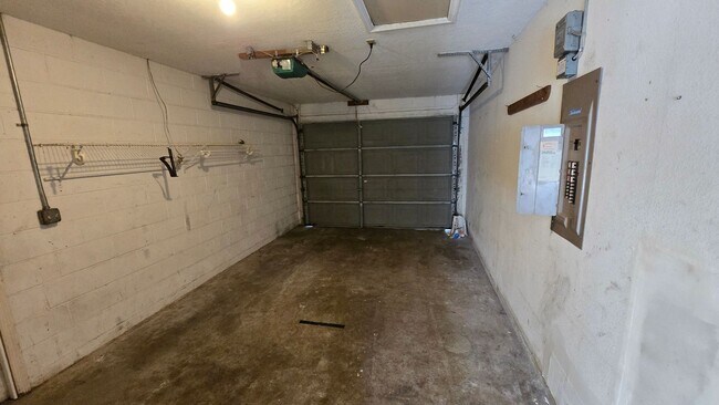 Building Photo - 3 Bed, 2 Bath, 1 Car garage.