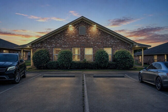 Building Photo - 8712 Mansion Creek Cir