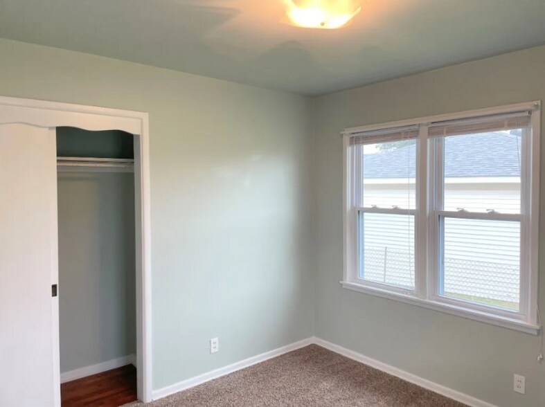 Building Photo - 1205 E Rose Dr