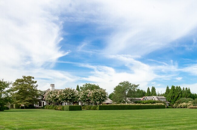 Building Photo - 587 Sagaponack Road