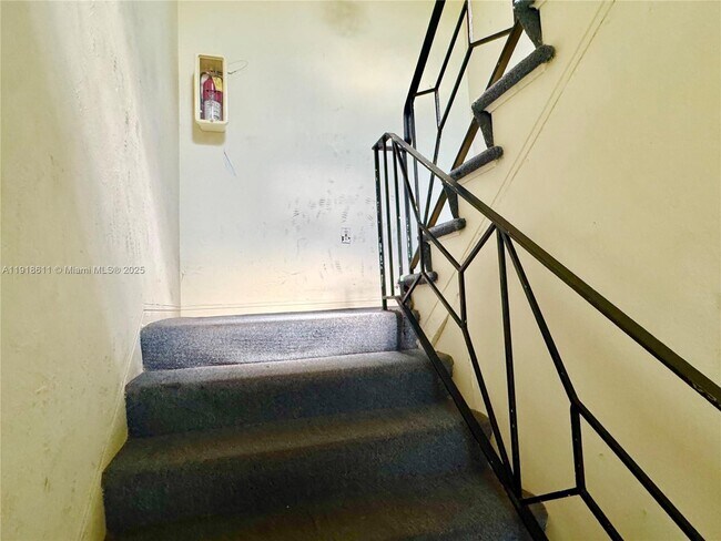 Building Photo - 4740 Pine Tree Dr