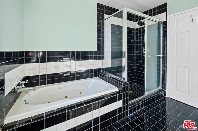 Building Photo - 1453 S Durango Ave