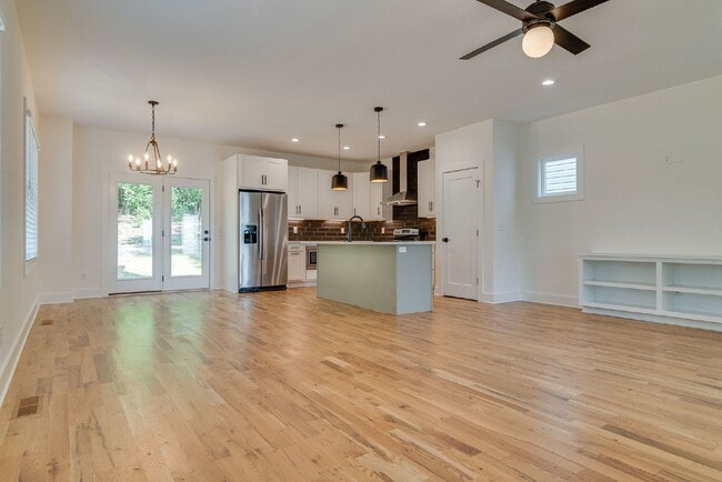 Building Photo - Amazing 3 bed 2.5 w/fenced yard. 10 min fr...