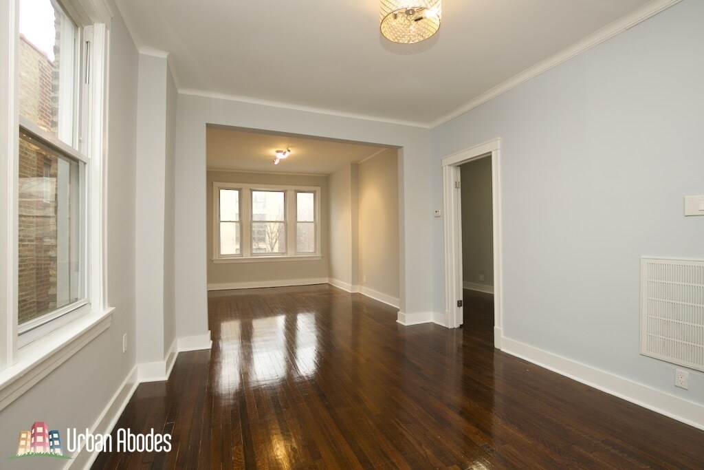 Building Photo - 3649 W Montrose Ave