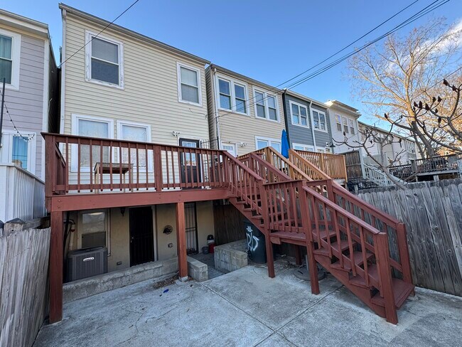 Building Photo - 1215 Staples St NE
