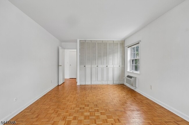 Building Photo - 135 S Maple Ave