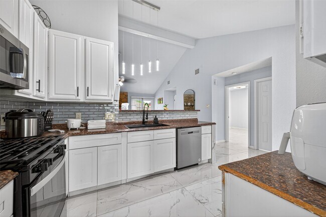 Building Photo - 14310 Royal Hill Dr