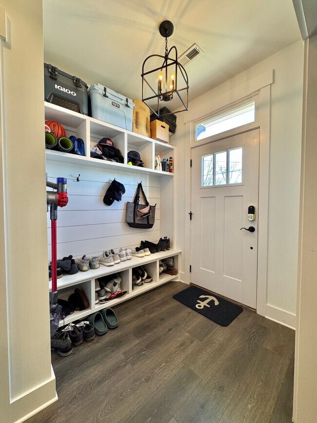 Building Photo - 2 Bed, 2.5 Bath Townhome with 2 Reserved Parking Spots