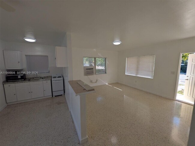 Building Photo - 401 SW 10th St