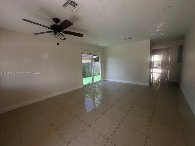 Building Photo - 3104 Tarpon Dr