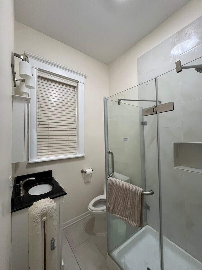 Building Photo - 1359 E 57th St