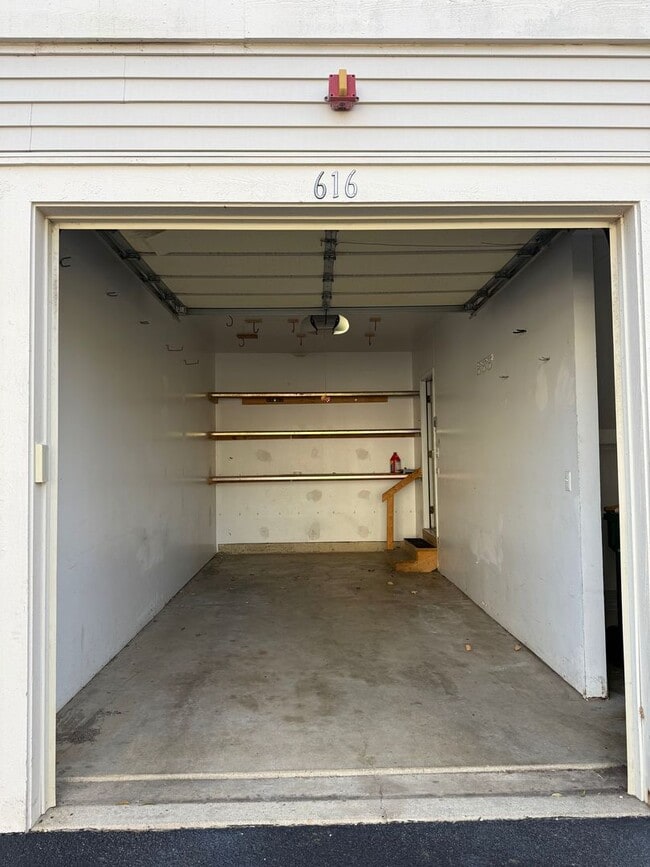 Building Photo - 616 Windsor Dr