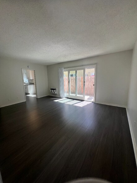 Building Photo - 1827 W Glencrest Ave