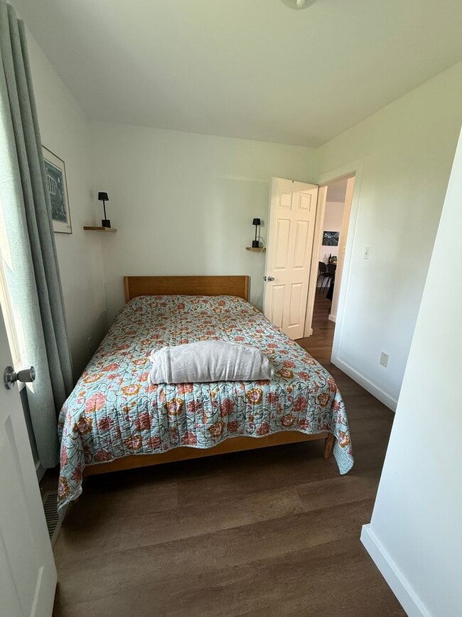 Building Photo - 2 BDRM, 10 MONTH LEASE AVAIL AUGUST-MAY (2...