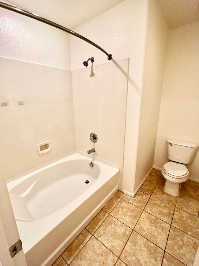 Building Photo - 3bd 3bth Gated