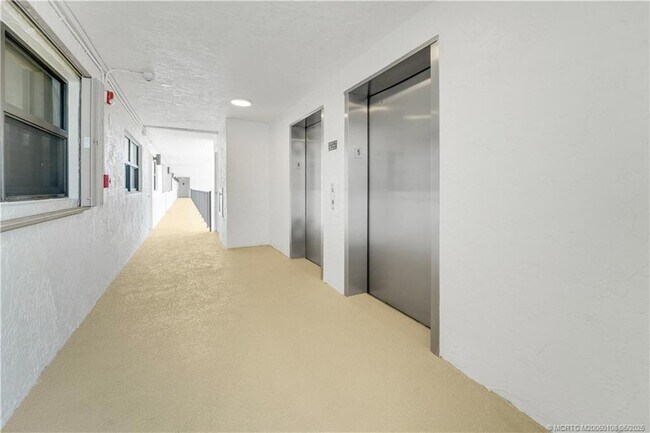 Building Photo - 10310 S Ocean Dr