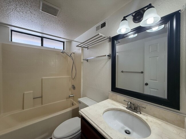 Building Photo - Beautiful 4B/2.5BA House in Vista w/ Attac...