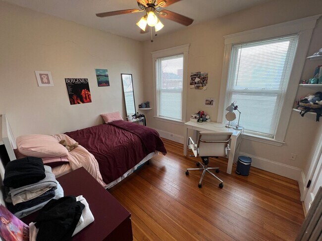 Building Photo - 9/1 Spacious Davis Sq 3BR w/EIK right by T...